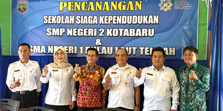 KEPALA DPPPAPPKB Kotabaru Sri Sulistyani berfoto bersama usai pencanangan SMPN 2 Pulau Laut Utara menjadi SSK, Rabu (5/11).