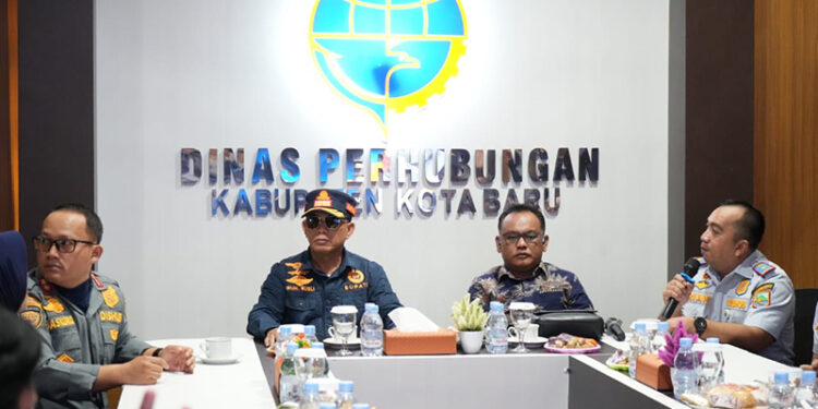 BUPATI Kotabaru H Muhammad Rusli saat kunjungan kerja ke dishub setempat, Selasa (4/11).