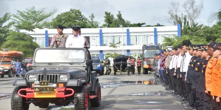 GUBERNUR Kalimantan Selatan H Muhidin bersama Kapolda Kalsel Irjen Pol Rosyanto Yudha Hermawan ketika melakukan pemeriksaan pasukan apel tanggap darurat bencana tahun 2025.