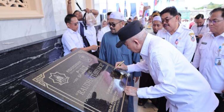 GUBERNUR Kalimantan Selatan H Muhidin menandatangani prasasti sebagai tanda diresmikannya Masjid Raudhatussyar’ie di Jalan Kelapa Sawit 8 Bumi Berkat, Sei Besar, Kota Banjarbaru.