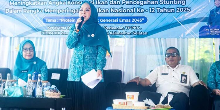 Ketua Tim Penggerak PKK Provinsi Kalimantan Selatan, Hj Fathul Jannah Muhidin saat menyampaikan sambutan pada safari gemar makan ikan (Gemarikan) di Kabupaten Banjar