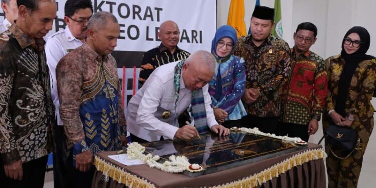 Gubernur Kalimantan Selatan, H Muhidin saat menandatangani prasasti sebagai tanda diresmikannya Gedung Rektorat Universitas Borneo Lestari (UBL) di Banjarbaru