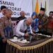 Gubernur Kalimantan Selatan, H Muhidin saat menandatangani prasasti sebagai tanda diresmikannya Gedung Rektorat Universitas Borneo Lestari (UBL) di Banjarbaru