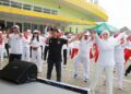 Wakil Gubernur (Wagub) Kalimantan Selatan, Hasnuryadi bersama isteri, drg Ellyana Trisya ikut melaksanakan senam jantung dalam rangkaian peringatan Hari Jantung Indonesia (HJI) ke-44 tahun 2025