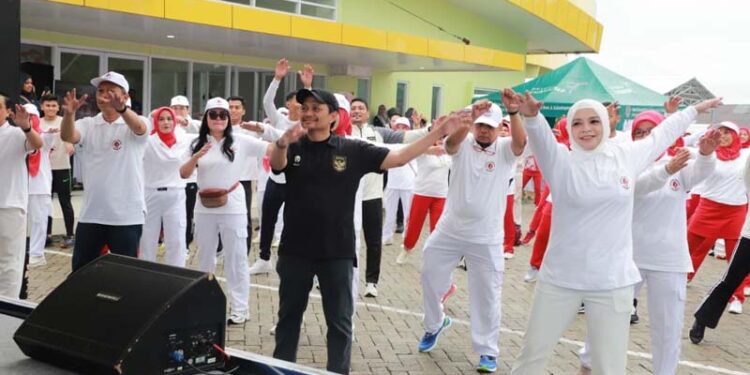 Wakil Gubernur (Wagub) Kalimantan Selatan, Hasnuryadi bersama isteri, drg Ellyana Trisya ikut melaksanakan senam jantung dalam rangkaian peringatan Hari Jantung Indonesia (HJI) ke-44 tahun 2025