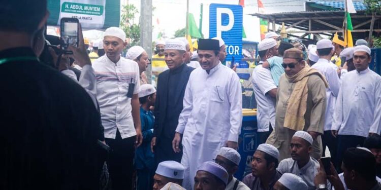 Wakil Gubernur (Wagub) Kalimantan Selatan, Hasnuryadi Sulaiman saat menghadiri haul ke-79 Habib Hamid bin Abbas Bahasym atau Habib Basirih, di areal kubah Basirih