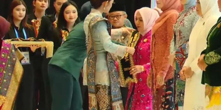 BUNDA PAUD Provinsi Kalimantan Selatan, Hj Fathul Jannah Muhidin saat menerima penghargaan sebagai Bunda PAUD terbaik tingkat nasional tahun 2025 katagore Wiyata Darma Utama yang diserahkan istri Wapres, Silvi Gibran Rakabuming di Jakarta.