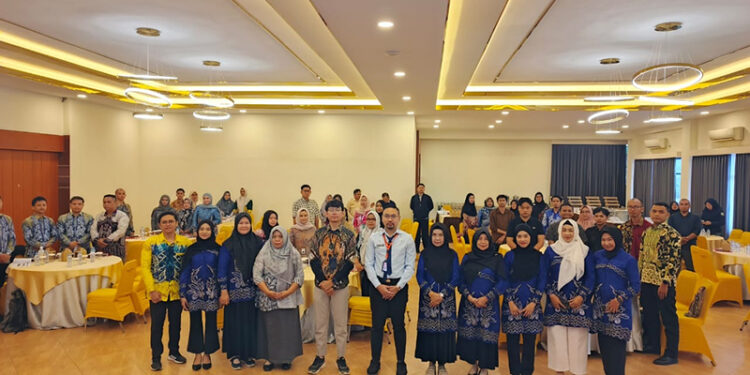 KADISKOMINFO Kotabaru Gusti Abdul Wakhid berfoto bersama peserta Workshop Manajemen Data dan Sosialisasi Pembinaan Data Statistik Tahun Anggaran 2025 di Ballroom Lantai 4 Hotel Grand Surya Kotabaru, Jumat (14/11).