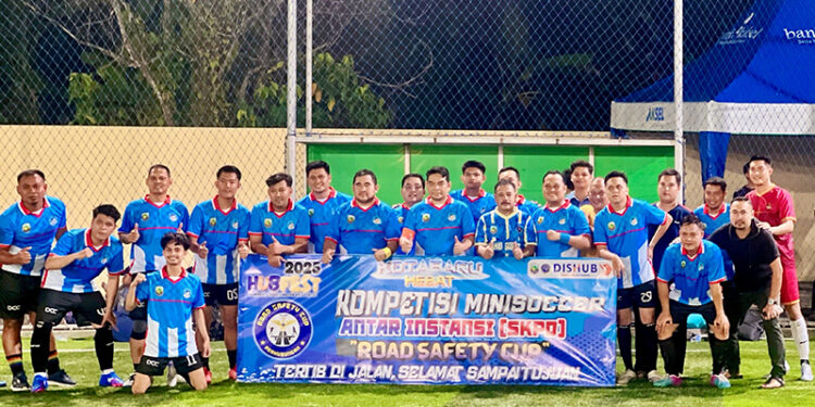 PESERTA Turnamen Mini Soccer Road Safety Cup 2025 berfoto bersama di Alwista Mini Soccer Arena, Jumat (14/11) malam.