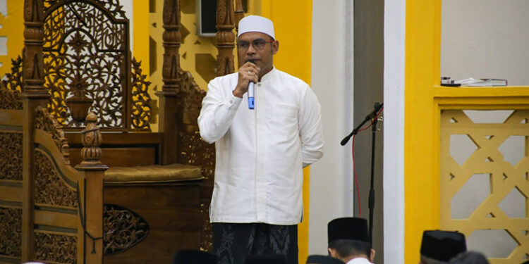 WABUP Kotabaru Syairi Mukhlis saat menyampaikan sambutan di Masjid Apung Siring Laut Kotabaru, Rabu (31/12) malam.