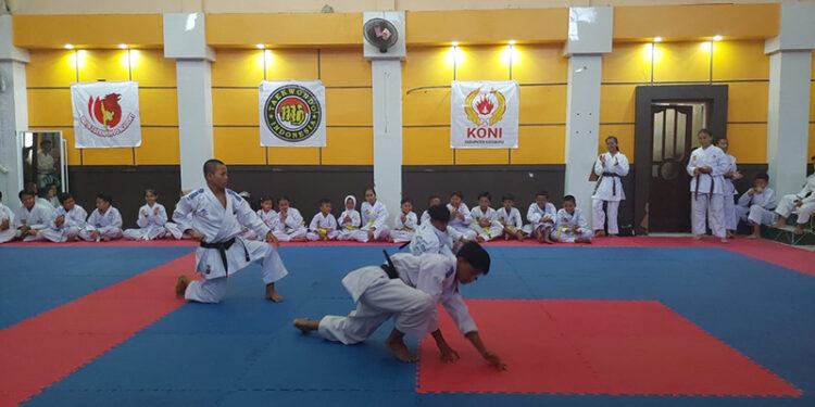 PARA karateka unjuk kebolehan saat UKT yang di gelar INKAI Kotabaru, Minggu (1/2).