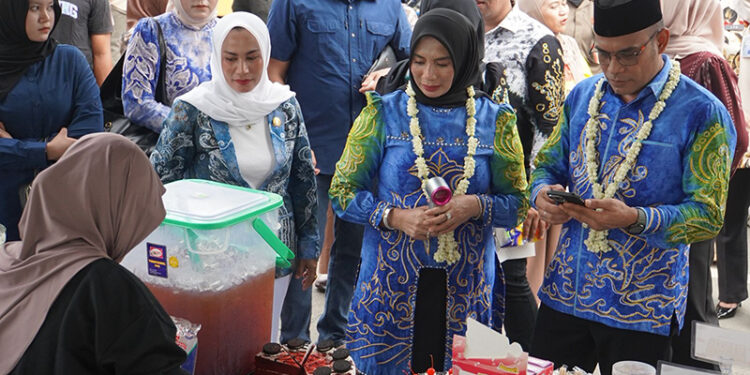WABUP Kotabaru Syairi Mukhlis menyambangi salah satu stand UMKM di Ramadhan UMKM Saijaan Fest 2026, Kamis (19/2).