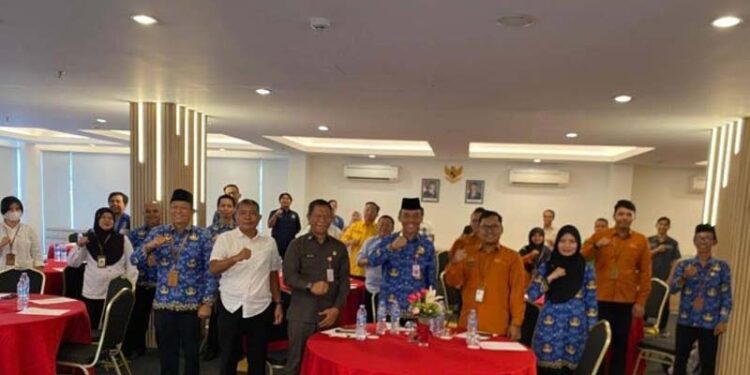 Staf Ahli Gubernur Bidang Pemerintahan, Hukum dan Politik, Adi Santoso dan Kepala Badan Kesbangpol Provinsi Kalsel, H Heriansyah berfoto bersama peserta Rapat Kerja IDI dalam bentuk Focus Group Discussion (FGD)