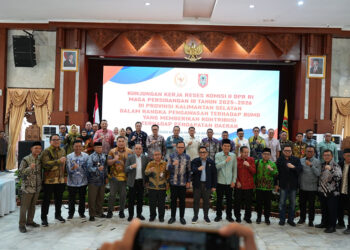 BUPATI Kotabaru H Muhammad Rusli berfoto bersama usai menghadiri kunker Komisi II DPR RI di Gedung Mhaligai Pancasila Banjarmasin, Jumat (20/2).