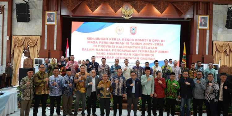 BUPATI Kotabaru H Muhammad Rusli berfoto bersama usai menghadiri kunker Komisi II DPR RI di Gedung Mhaligai Pancasila Banjarmasin, Jumat (20/2).