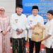 Wakil Gubernur (Wagub) Kalimantan Selatan, H Hasnuryadi Sulaiman saat menyerahkan paket sembako secara simbolis, disaksikan Gubernur Kalsel, H Muhidin dan Wali Kota Banjarbaru, Hj Lisa Halaby disela safari Ramadhan.