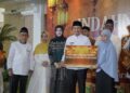 WAKIL Gubernur Kalimantan Selatan, H Hasnuryadi Sulaiman didampingi istri, drg Ellyana Trisya Hasnuryadi dan Owner Amanah Group, H Imam Abrar saat menyerahkan santunan kepada anak-anak panti asuhan sebagai wujud kasih sayang dan perhatian terhadap generasi penerus bangsa.