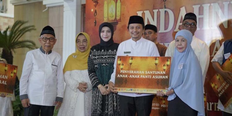 WAKIL Gubernur Kalimantan Selatan, H Hasnuryadi Sulaiman didampingi istri, drg Ellyana Trisya Hasnuryadi dan Owner Amanah Group, H Imam Abrar saat menyerahkan santunan kepada anak-anak panti asuhan sebagai wujud kasih sayang dan perhatian terhadap generasi penerus bangsa.