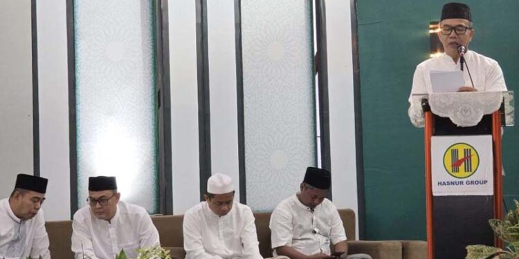 SEKDAPROV Kalimantan Selatan, HM Syarifuddin saat menyerahkan santunan kepada anak yatim piatu, disela berbuka puasa bersama PT Barito Putera Plantation (BPP) di Kabupaten Barito Kuala (Batola).