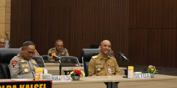 Staf Ahli Gubernur Bidang Pemerintahan, Hukum dan Politik, Adi Santoso mewakili Gubernur Kalsel mengikuti Rapat Koordinasi (Rakor) Lintas Sektoral Ketupat 2026 secara virtual dari Ruang Rapat Rupatama Polda Kalsel di Banjarbaru