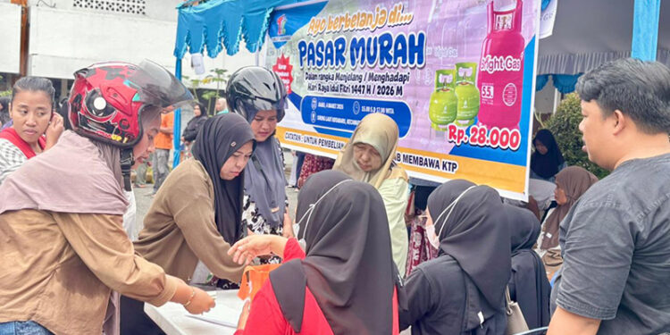 SUASANA pasar murah di kawasan Siring Laut Kotabaru, Rabu (4/3).