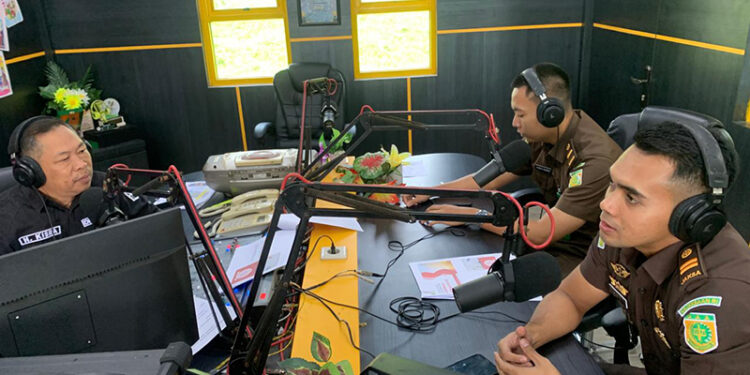 KASUBSI I Kejari Kotabaru Mufti Mukarromi SH dan Penelaah Penuntutan Kejari Kotabaru M Bayu Nugroho SH saat menjadi narasumber dalam program dialog interaktif Hallo Kotabaru di Radio Gema Saijaan 102 FM, Selasa (3/3).
