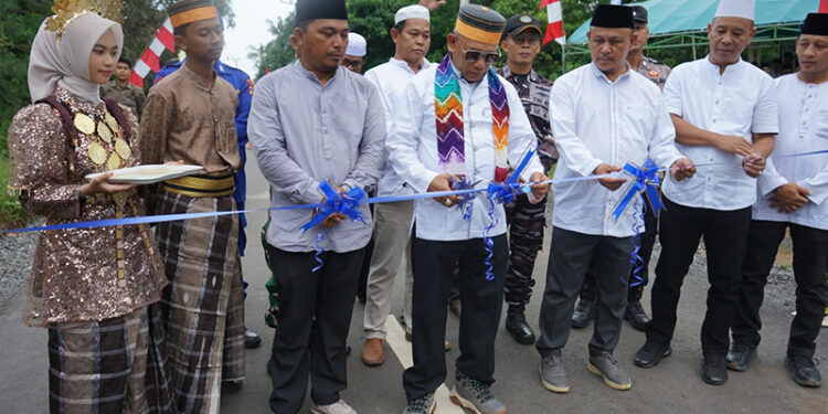 BUPATI Kotabaru H Muhammad Rusli saat melakukan pemotongan pita peresmian jalan di Desa Teluk Tamiang, Kecamatan Pulau Laut Tanjung Selayar, Rabu (4/3).