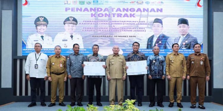 GUBERNUR Kalsel H Muhidin berfoto bersama usai Penandatanganan Kontrak Pembangunan Jembatan Penghubung Kalimantan-Pulau Laut, Senin (30/3).