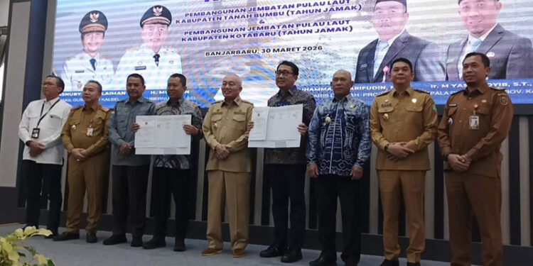 BUPATI Kotabaru H Muhammad Rusli berfoto bersama usai penandatanganan proyek pembangunan Jembatan Pulau Laut di Aula Dinas PUPR Kalsel, Senin (30/3).