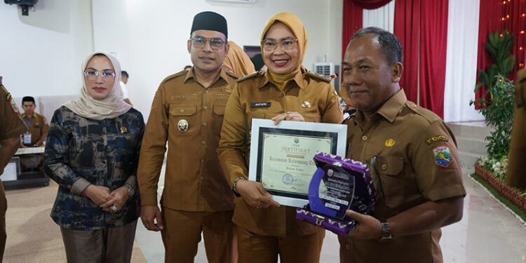 WABUP Kotabaru Syairi Mukhlis berfoto bersama usai menyerahkan penghargaan kepada kecamatan terbaik dalam pelaksanaan Musrenbang Kecamatan Tahun 2026, Senin (30/3).