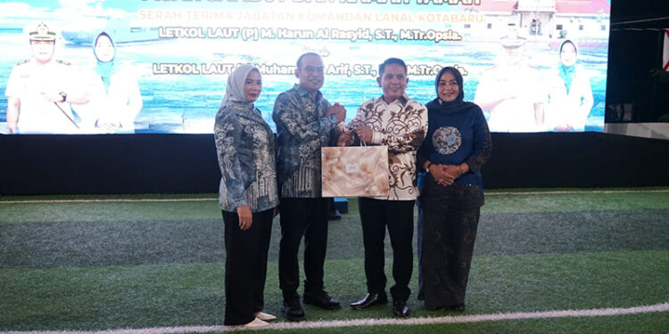 WABUP Kotabaru berfoto bersama pada acara pisah sambut dan ramah tamah serah terima jabatan danlanal setempat, Selasa (31/3) malam.