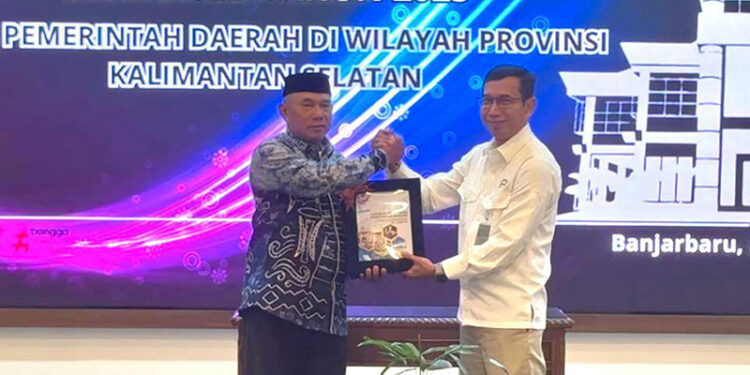 BUPATI Kotabaru H Muhammad Rusli saat menyerahkan LKPD Unaudited TA 2025 kepada BPK RI Perwakilan Kalsel, Selasa (31/3).