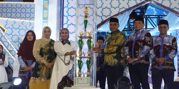 WABUP Kotabaru Syairi Mukhlis saat menutup MTQ ke-56 tingkat Kabupaten Kotabaru Tahun 2026 di Lapangan Madarammang Tanjung Seloka, Pulau Laut Selatan, Minggu (5/4).