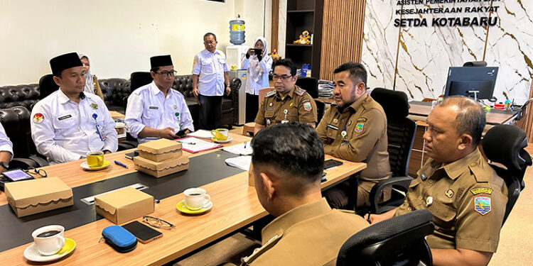 PEMKAB Kotabaru saat membahas kesiapan keberangkatan jamaah haji, Senin (6/4).