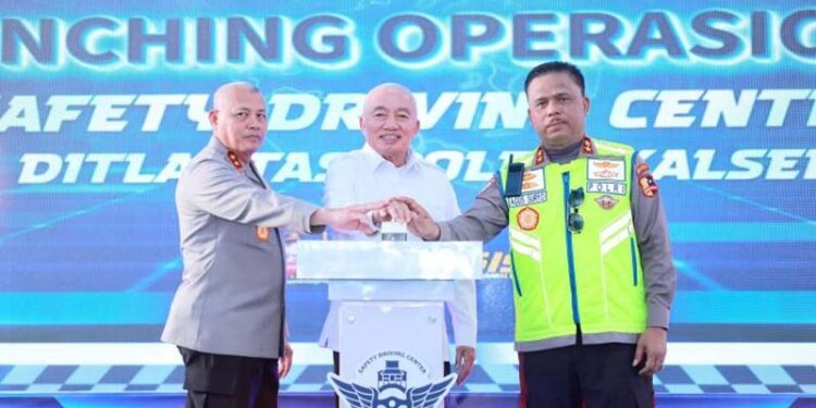 GUBERNUR Kalimantan Selatan H Muhidin (tengah) bersama Kakorlantas Polri Irjen Pol Agus Suryonugroho dan Kapolda Kalsel Irjen Pol Dr Rosyanto Yudha Hermawan menekan tombol sirene sebagai tanda diresmikannya Safety Driving Center Ditlantas Polda Kalsel.
