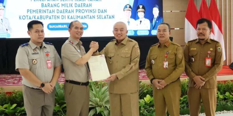 Gubernur Kalimantan Selatan, H Muhidin didampingi Sekdaprov Kalsel, HM Syariuddin saat menerima secara simbolis sertipikat tanah barang milik Pemprov Kalsel yang diserahkan Kepala Kanwil ATR/BPN Kalsel, Budi Kristiyana