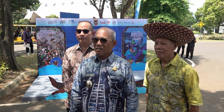 BUPATI Kotabaru H Muhammad Rusli saat menghadiri peresmian penandatangan Dermaga Pasar Terapung di TMII Jakarta, Sabtu (11/4).