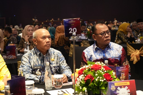 BUPATI Kotabaru H Muhammad Rusli saat menghadiri acara penghargaan dari Majalah Top Business di Dian Ballroom Lt 11, Hotel Raffles Jakarta, kawasan Ciputra World, Jl Prof Dr Satrio No 5, Kuningan, Senin (11/4).