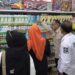 KOMISI II dan III DPRD Kotabaru saat melakukan sidak ke salah satu minimarket terkait kelangkaan susu UHT putih, Senin (13/4).