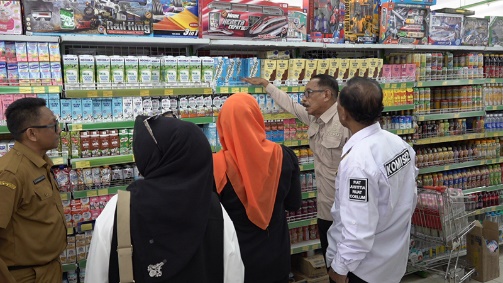 KOMISI II dan III DPRD Kotabaru saat melakukan sidak ke salah satu minimarket terkait kelangkaan susu UHT putih, Senin (13/4).