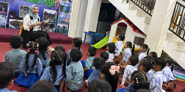 DISPERSIP Kotabaru saat menggelar Story Telling di Ruang Layanan Anak Dispersip pada, Rabu (15/4).