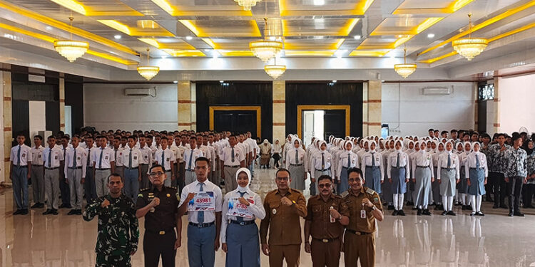 WABUP Kotabaru Syairi Mukhlis berfoto bersama calon Paskibra Kotabaru di Gedung Paris Barantai, Senin (13/4).