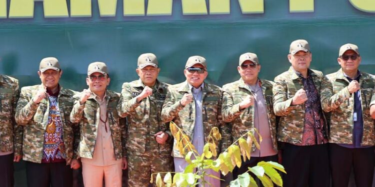 Gubernur Kalimantan Selatan, H Muhidin berfoto bersama Pangdam XXII Tambun Bungai (TB), Mayjen TNI Zainul Arifin dan Gubernur Kalten, H Agustiar Sabran, disela penanaman pohon di kawasan Ma