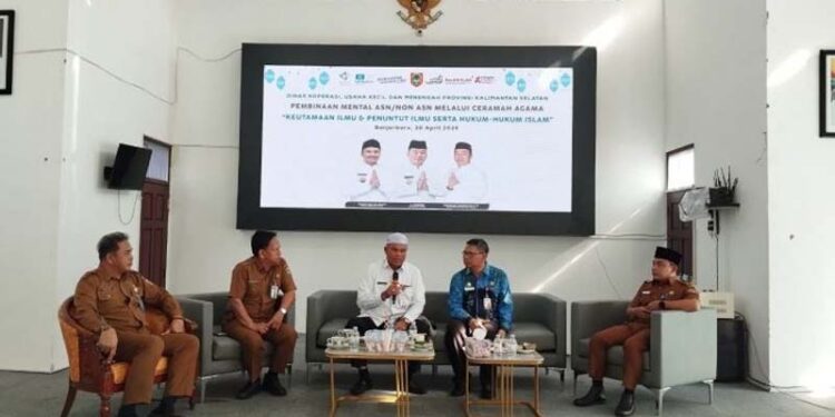 Kepala Dinas Koperasi dan UKM Provinsi Kalimantan Selatan, Dr Rahmaddin (dua dari kanan) saat menyimak ceramah agar dalam rangka memperkuat mental ASN di lingkungan Pemprov Kalsel