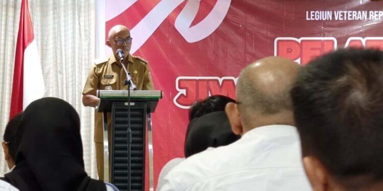 Staf Ahli Gubernur Bidang Pemerintahan, Hukum dan Politik, Adi Santoso saat membacakan sambutan tertulis Gubernur Kalsel pada pembukaan pelatihan Sosialisator Nilai-Nilai 45 yang diinisiasi oleh LVRI dalam memperkuat karakter dan semangat Kebangsaan di lingkungan pendidikan