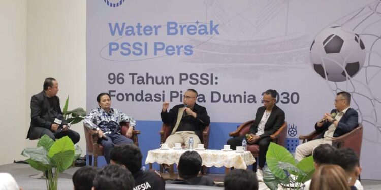 Wakil Gubernur (Wagub) Kalimantan Selatan, H Hasnuryadi Sulaiman saat menjadi salah satu narasumber pada diskusi dalam rangka peringatan 96 tahun PSSI, di Jakarta