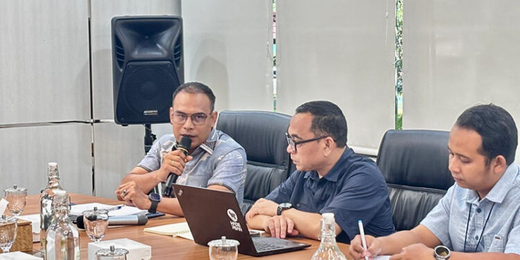 WABUP Kotabaru Syairi Mukhlis saat kunjungan ke PLN UID Kalselteng di Banjarbaru, Rabu (29/4).