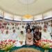 Ketua Tim Penggerak PKK Provinsi Kalimantan Selatan, Hj Fathul Jannah Muhidin disela kajian Muslimah di Masjid Raya Sabilal Muhtadin Banjarmasin berfoto bersama anggota PKK dan organisasi wanita di Kalsel
