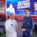 GUBERNUR Kalimantan Selatan H Muhidin ketika menerima cinderamata dari Konjen Australia, di Makassar.
