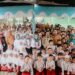 Ketua Tim Penggerak PKK Provinsi Kalimantan Selatan, Hj Fathul Jannah berfoto bersama anak-anak SD disela mengenalkan pola konsumsi pangan Beragam, Bergizi, beimbang dan Aman (B2SA) di Kota Banjarmasin